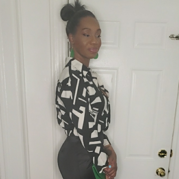 Mezmorized Cropped Top - Picture 2 of 3